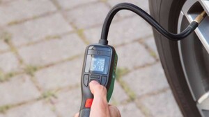 Тест і огляд акумуляторного пневмонасоса (компресора) Bosch EasyPump (0603947000)