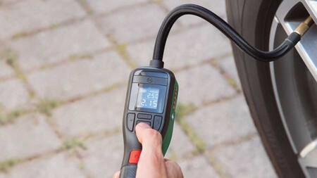 Тест і огляд акумуляторного пневмонасоса (компресора) Bosch EasyPump (0603947000)