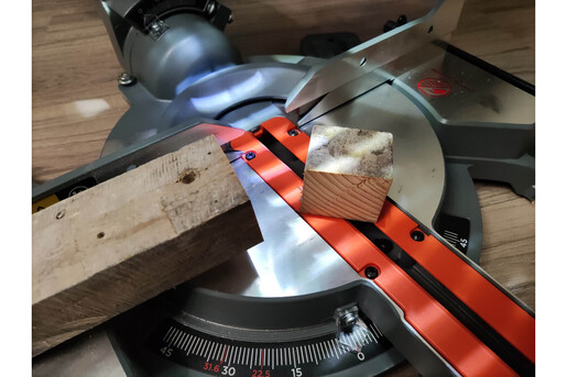 Пила торцювальна мережева BLACK+DECKER BES710 фото 5