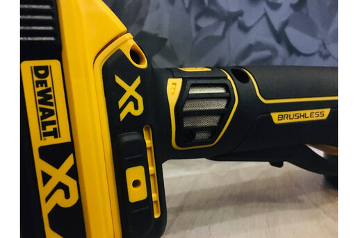 Акумуляторна кутова шліфувальна машина DeWALT DCG406N фото 4