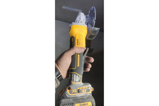 Акумуляторна кутова шліфувальна машина DeWALT DCG406N фото 5