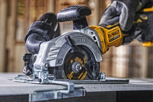 Пила дискова акумуляторна компактна безщіткова DeWALT DCS571NT фото 2