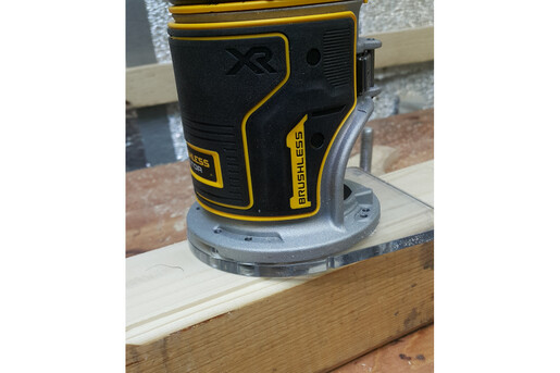 Фрезер безщітковий окантувальний акумуляторний DeWALT DCW600N фото 4