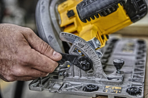 Пила циркулярна ручна (дискова пилка) DeWalt DWE576K фото 4